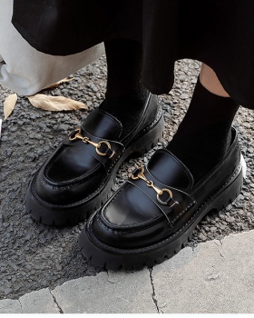 Within increased embroidery small bee round shoes