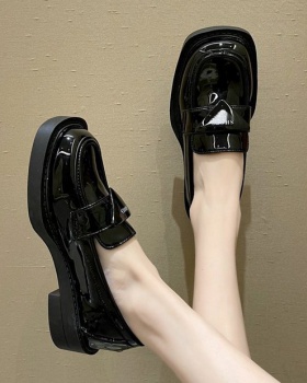 Small low leather shoes square head flattie